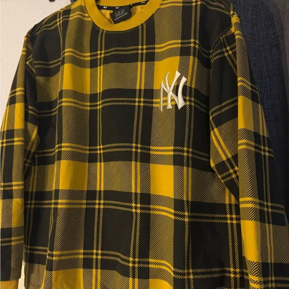 MLB New York Yankees Black & Yellow Plaid Crewneck - Picture 4 of 5